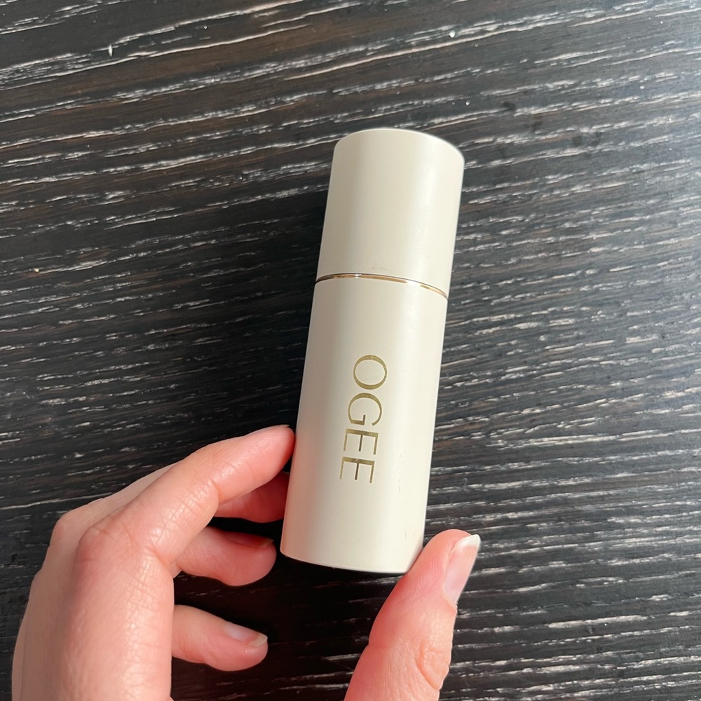 Ogee sculpted complexion stick in color poplar